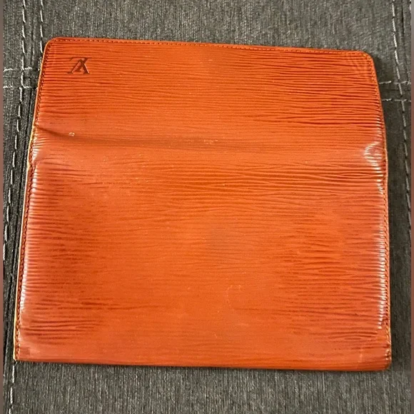 Vintage authentic Louis Vuitton Epi leather wallet - Picture 5 of 9